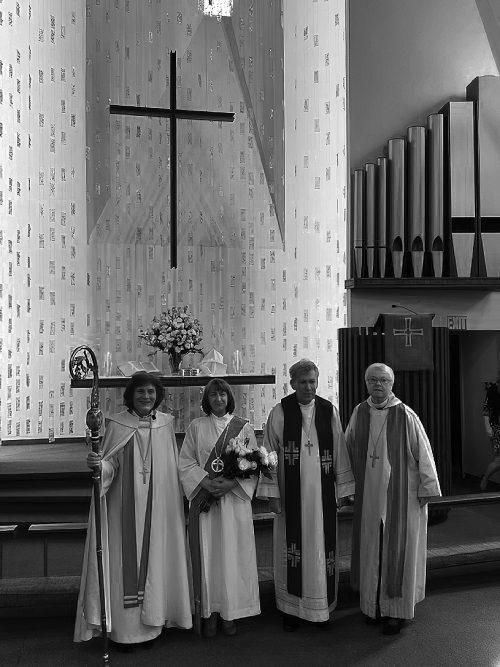 Pēc diakones Gunas Reinas ordinācijas. No kreisās: archib. L. Zušēvica, diak. G. Reina, prāv. G. Lazdiņš, prāv. Dr. D. Cilne
