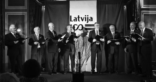 Hamiltonas vīru ansamblis dzied Latvijas Valsts svētku sarīkojumā