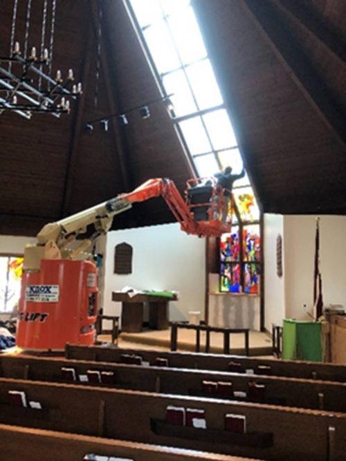 Filadelfijas draudzes dievnamā atjauno vitrāžas, māksl. S. Utāne
