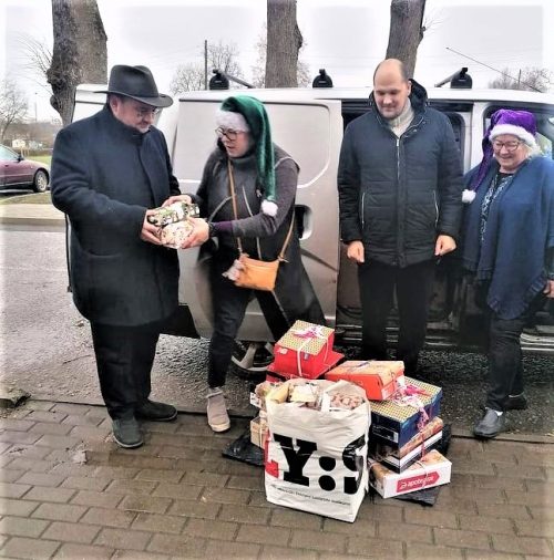 Palīdzības saiņi dodas uz Latviju. No kreisās: māc. K. Žols, K. Lagzda Haapanen, Blomes draudzes māc. Z. Ziemanis, I. Meiere