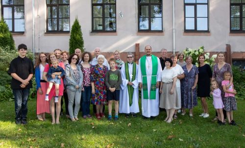 Pēc Pateicības dievkalpojuma. Vidū: bīsk. emer. J. Jēruma–Grīnberga un māc. Z. Ziemanis