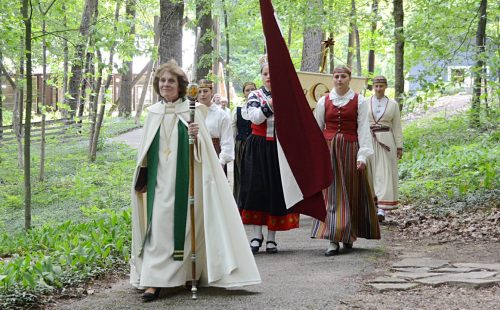 Uz brīvdabas dievkalpojumu Gaŗezerā. Arhibīskape Lauma Zušēvica