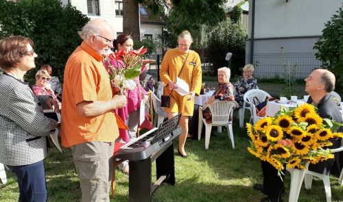 Aizputnieki sveic mācītāju Mārtiņu Urdzi