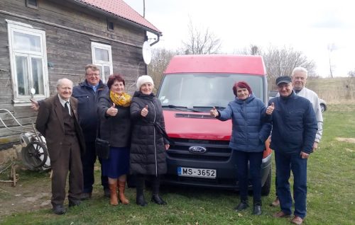 Valtaiķu draudzes locekļi un mācītājs Varis Bitenieks pie dāvinātā busiņa