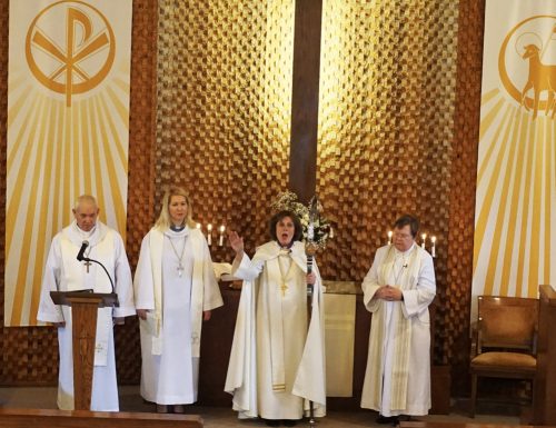 Čikāgas Sv. Pēteŗa draudzes 25 gadu atceres dievkalpojumā svētku draudzi svēta archibīskape Lauma Zušēvica. No kreisās: draudzes māc. O. Freimanis, Ciānas draudzes māc. G. Puidza, archib. L. Zušēvica un prāv. Dr. S. Eglīte