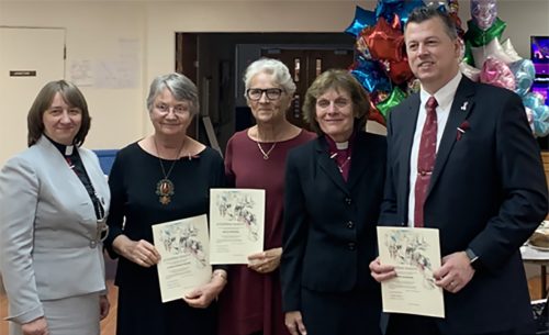 Sandjego draudzes kasiere Antra Priede Berger, Dāmu komitejas priekšniece Maiga Bērziņa un draudzes priekšnieks Jānis Legzdiņš pēc Atzinības rakstu saņemšanas kopā ar diakoni Gunu Reinu un archibīskapi Laumu Zušēvicu