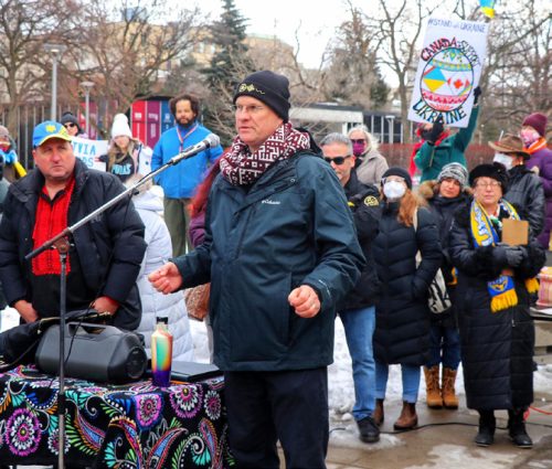 Hamiltonas pilsētas valdes nama priekšpagalmā 27. februārī (Mūsu Kunga Kristus apskaidrošanas dienā) prāvests Dāvis Kaņeps LELBA vārdā uzrunā vismaz divus tūkstošus demonstrantus pret Krievijas uzbrukumu Ukrainai