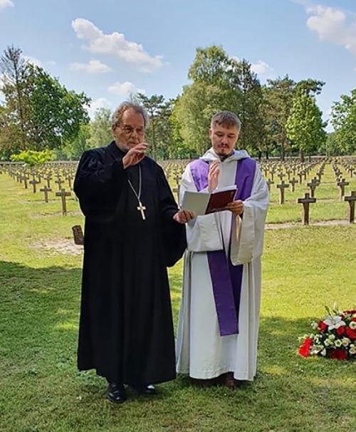 Prāvests Klāvs Bērziņš un katoļu priesteris Viktors Jermakovičs vada svētbrīdi Lommeles kapos